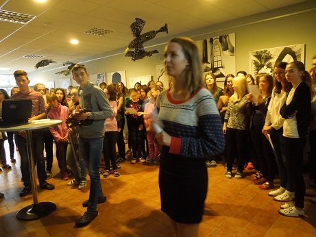 Vánoční zpívání na schodech