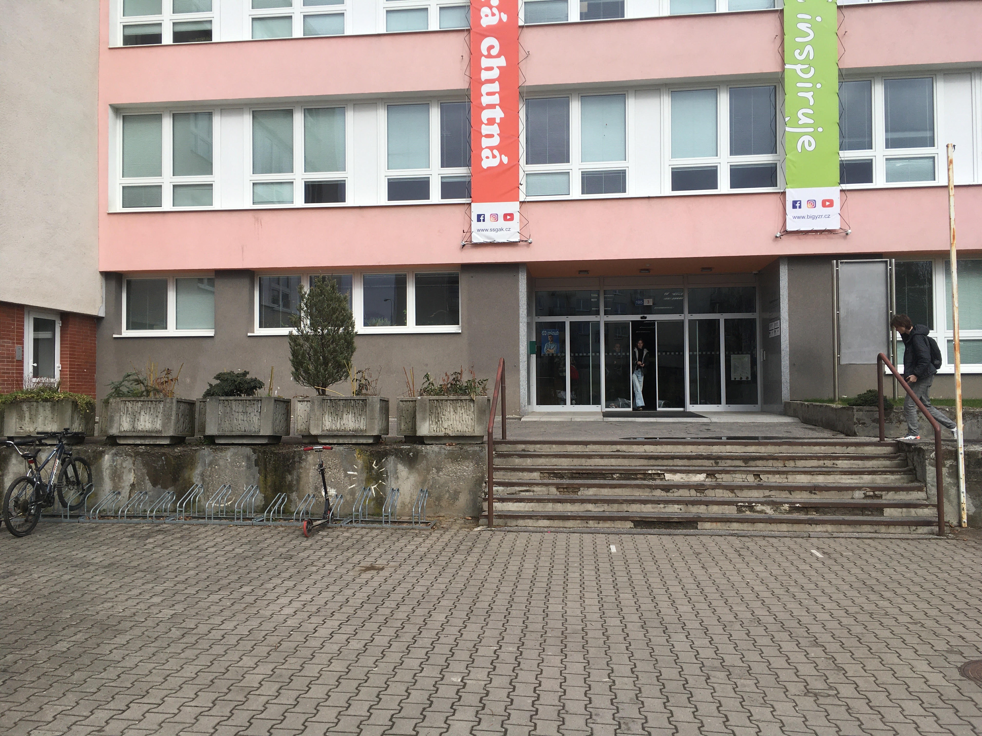 Studenti Bigy si rozhodnou o podobě vchodu před školou