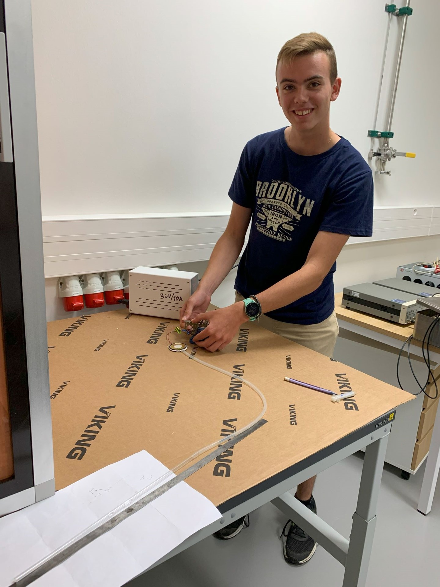 Stáž na fyzikálním ústavu AV ČR na téma piezoelektrický chladič procesoru