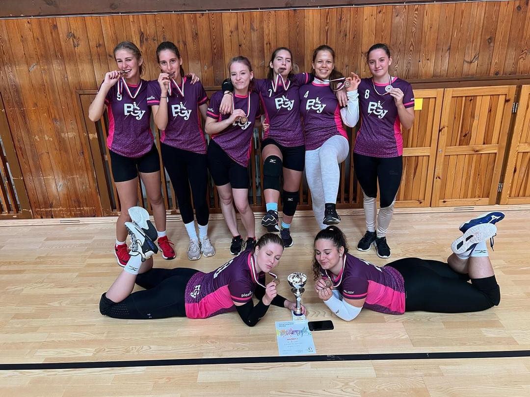 Volejbalistky se radovaly z bronzu, kluci byli pátí